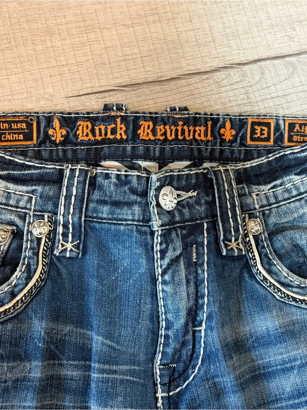 Rock Revival Men’s Straight Cut Jeans Distressed Embroidered Blue Denim W33/L32